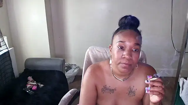 mzpretty444's Webcam Show