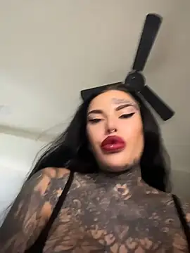 XXX chat uživo modela darkinkedbabe