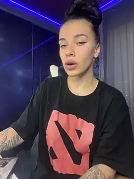 Queen_of_pain: διαδικτυακό σόου στην κάμερα