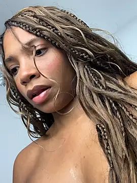 RENELL: διαδικτυακό σόου στην κάμερα