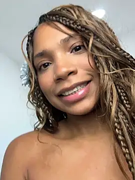 RENELL: διαδικτυακό σόου στην κάμερα