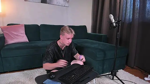 Show modela SweetBoyAlexx na web-kameri