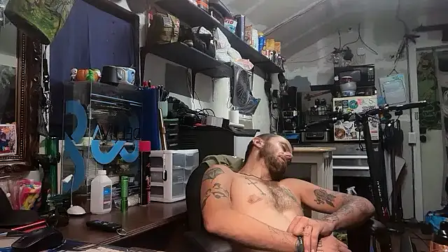 CloudDadddyyy: διαδικτυακό σόου στην κάμερα
