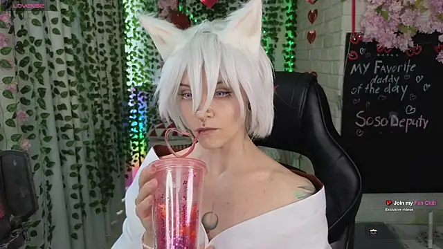 Mee-Meow's Live XXX Chat