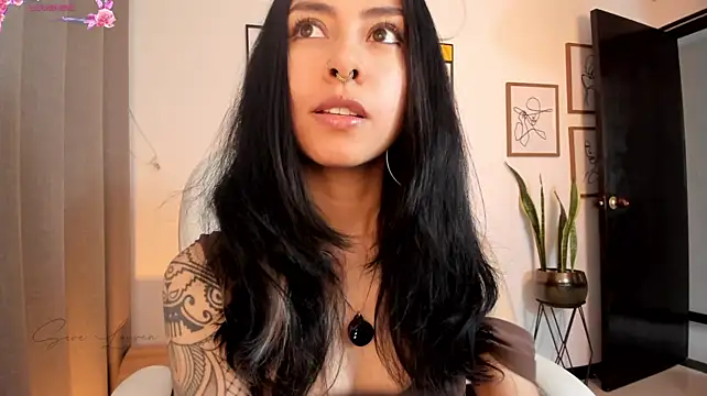 sara-lauren Show in webcam