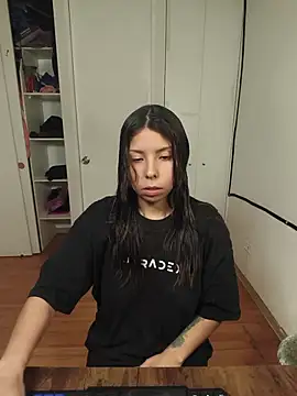 צ'אט XXX בשידור חי של ivihetaira