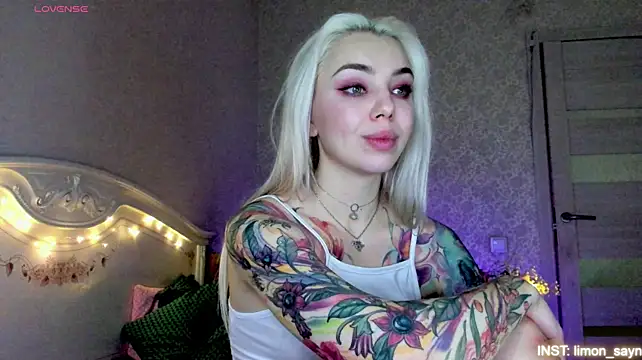 LillyMoure_'s Live XXX Chat