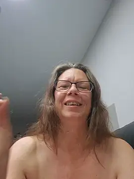 Pokazy przed kamerką – Janie-Busty-Milf