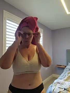 Janie-Busty-Milf: онлайн-секс-чат