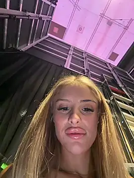 Show modela SophieVJ na web-kameri