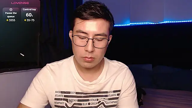 andrewmhilton_ Show in webcam