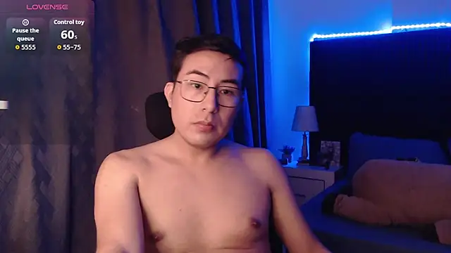 andrewmhilton_ Show in webcam