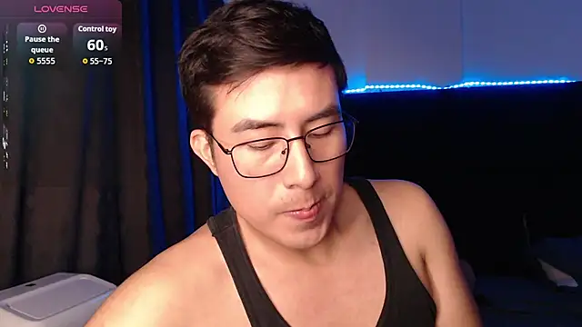 andrewmhilton_ Show in webcam