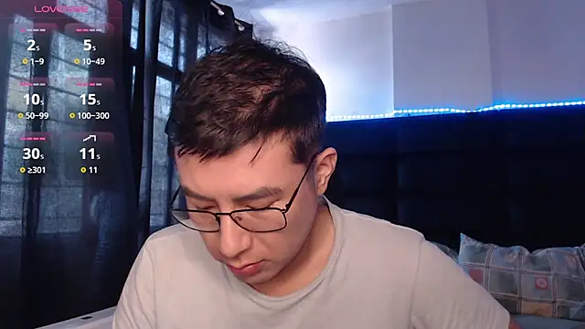 andrewmhilton_ Show in webcam