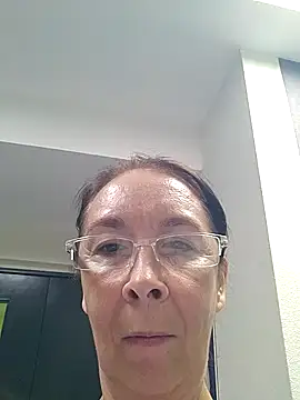 Chat +18 de Celine_Faer1 ao vivo