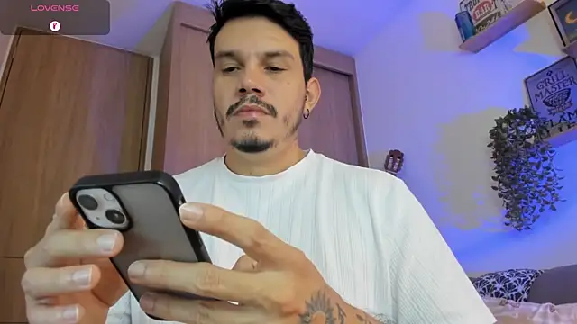 Show modela alejandro_stark na web-kameri