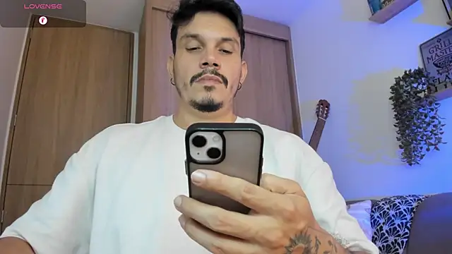 Show modela alejandro_stark na web-kameri