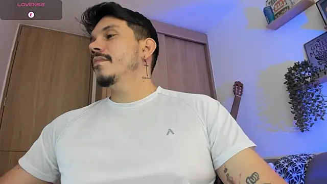 Show modela alejandro_stark na web-kameri