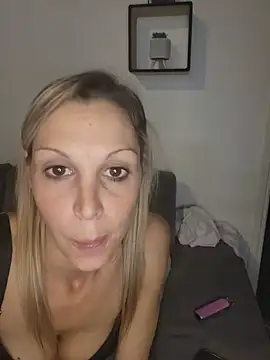 צ'אט XXX בשידור חי של jennyy256