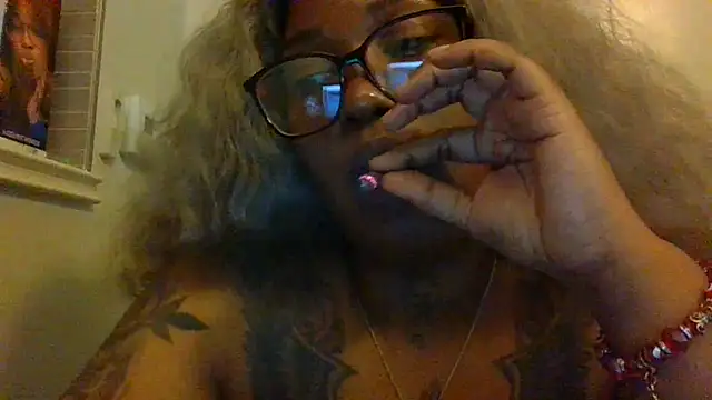 Chat +18 de ShaBrimDaPornstar ao vivo