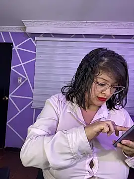 MiiaaJoness' Live XXX Chat