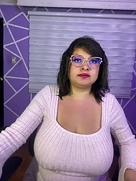MiiaaJoness' Webcam Show