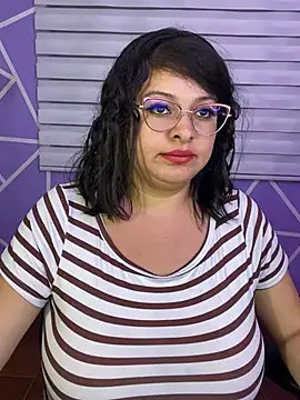 MiiaaJoness: διαδικτυακό σόου στην κάμερα
