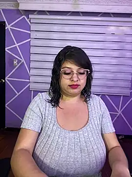 MiiaaJoness Show in webcam