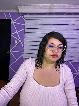 MiiaaJoness Show in webcam
