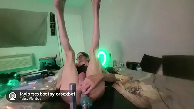 Taylorsexbot Show in webcam