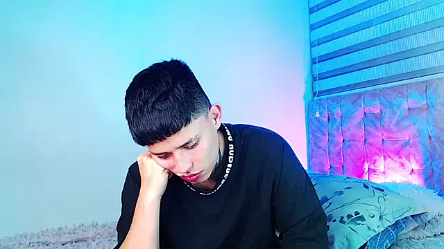 _justinmoon2 Adlı Modelin Canlı Sohbet Odası