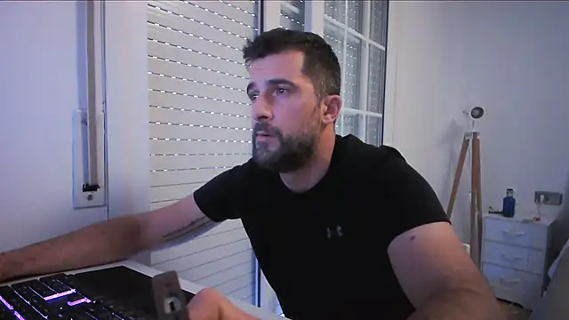 alex877x: διαδικτυακό σόου στην κάμερα