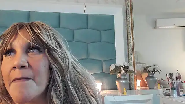 MiaMancini's Live Chat Room