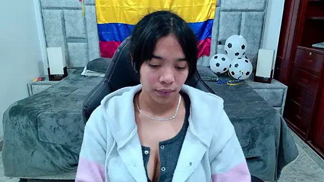 Chat +18 de laureentt_ ao vivo