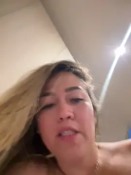 חדר צ'אט בשידו ר חי של Danielavegax