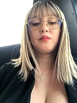 Katy__A: διαδικτυακό σόου στην κάμερα
