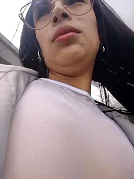 Astrid--: διαδικτυακό σόου στην κάμερα