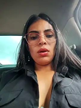 Astrid--: διαδικτυακό σόου στην κάμερα