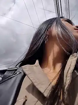 Astrid-- 在線直播表演