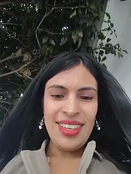 Astrid--: διαδικτυακό σόου στην κάμερα