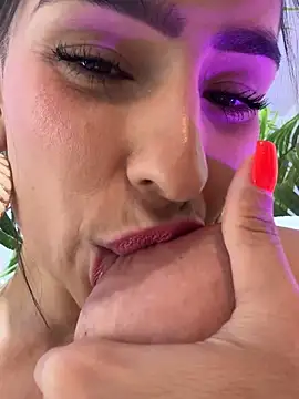 Pertunjukan Kamera Web Mau_White