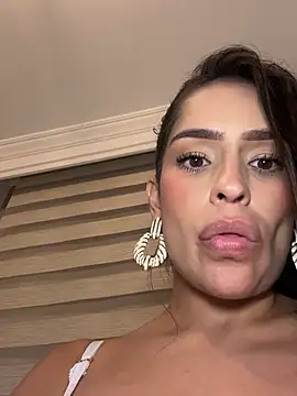 Mau_White Show in webcam