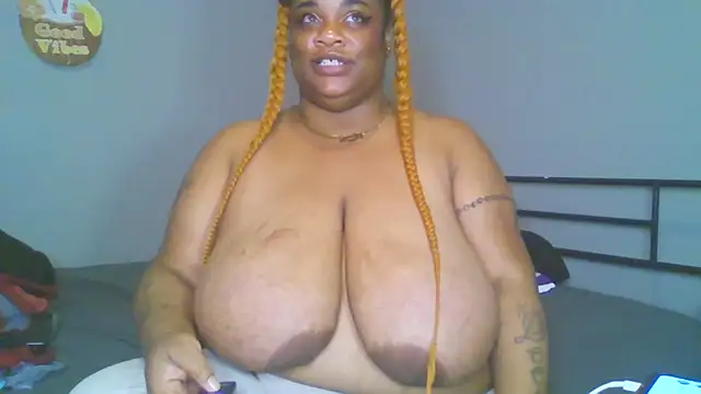 Chat +18 de NaughtyHottieBBW ao vivo