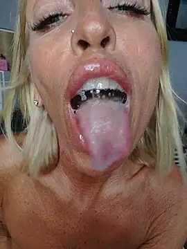 Weloveblue Show in webcam