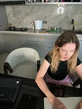 Nura_n_Sarah: διαδικτυακό σόου στην κάμερα