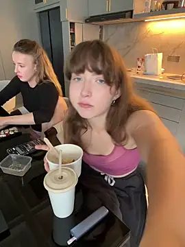 Nura_n_Sarahn Webbikameraesitys