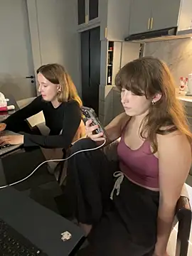 Nura_n_Sarah Show in webcam