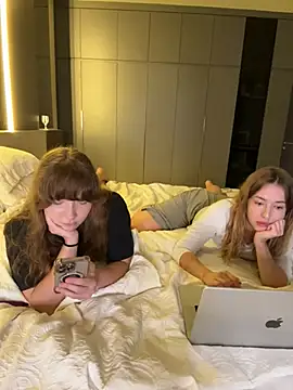 Nura_n_Sarah Show in webcam