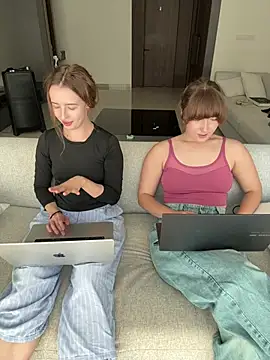Nura_n_Sarah Show in webcam