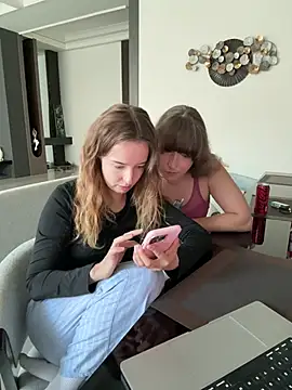 Pertunjukan Kamera Web Nura_n_Sarah